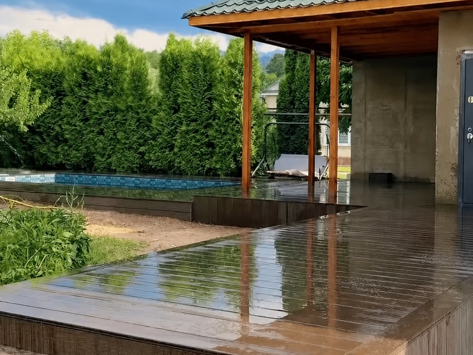 Тот же двор после: терраса и зона у бассейна из ДПК Handecking