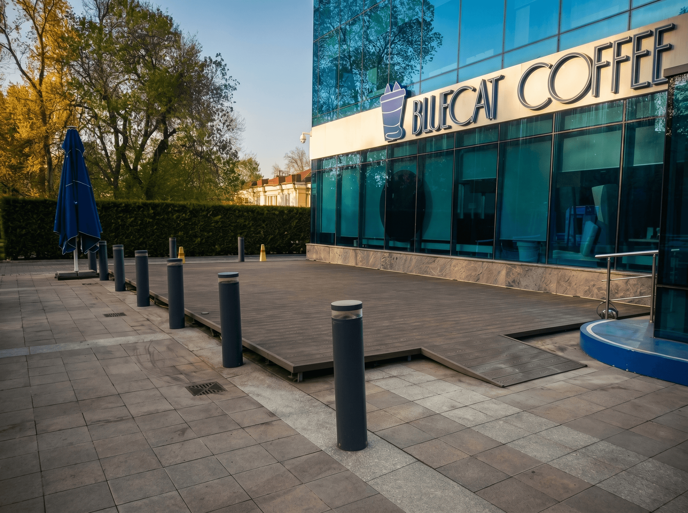 Работа Handecking: Веранда кофейни BlueCat · коммерческий объект - террасная доска ДПК в Алматы