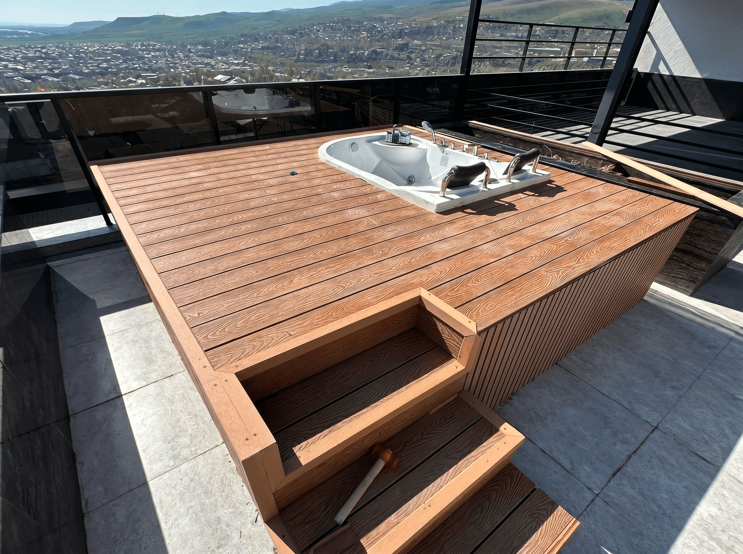 Кровельная терраса ДПК с джакузи и видом на горы в Алматы - работа Handecking